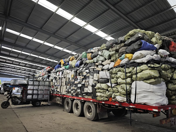 废旧材料回收现场