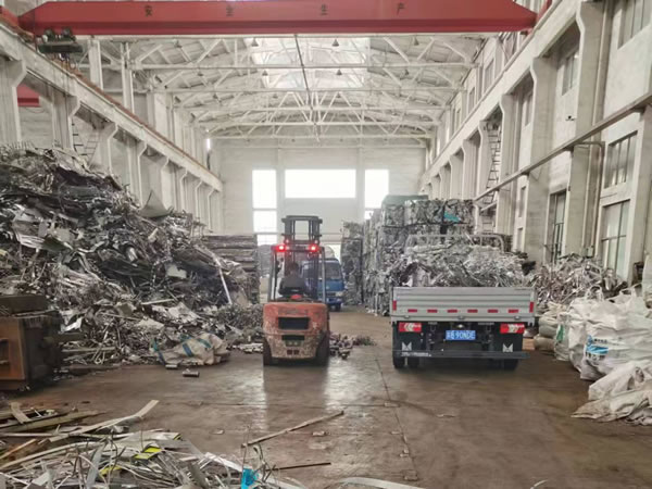 工厂废料回收现场