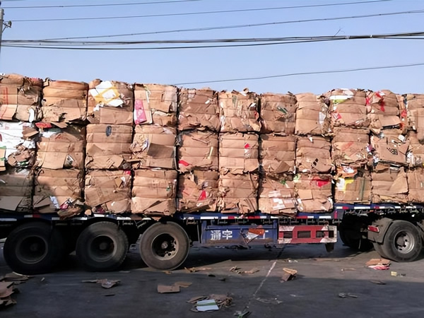 废旧纸板回收现场